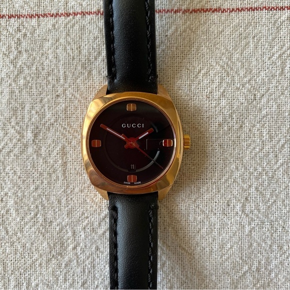 Authentic Gucci GG2570 Women’s Watch - 29 mm Gold and Black - Picture 3 of 10